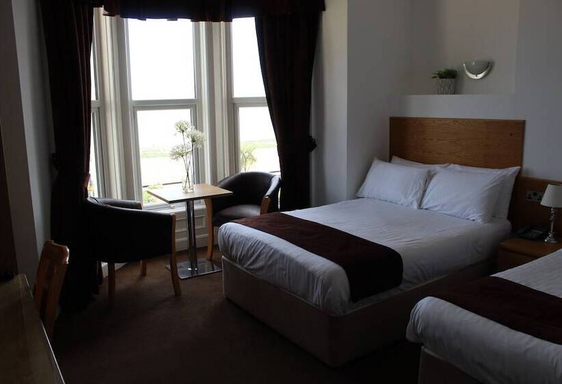 Triple Room Sea View, Four Saints Brig Y Don