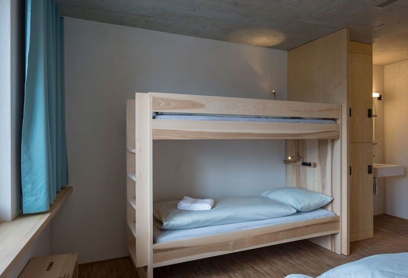 اتاق استاندارد چهارنفره با سرویس بهداشتی مشترک, Saanen Gstaad Youth Hostel