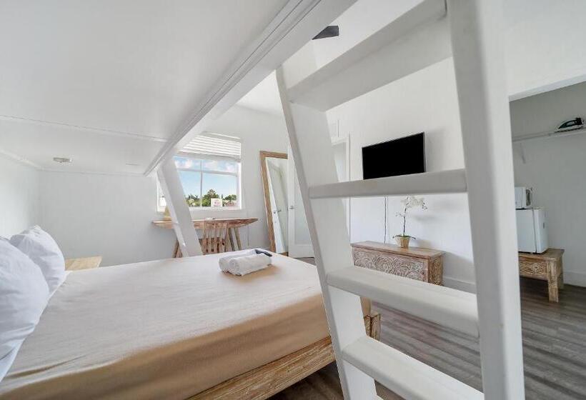 חדר משפחתי דלוקס, Treehouse