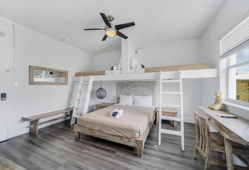 חדר משפחתי דלוקס, Treehouse