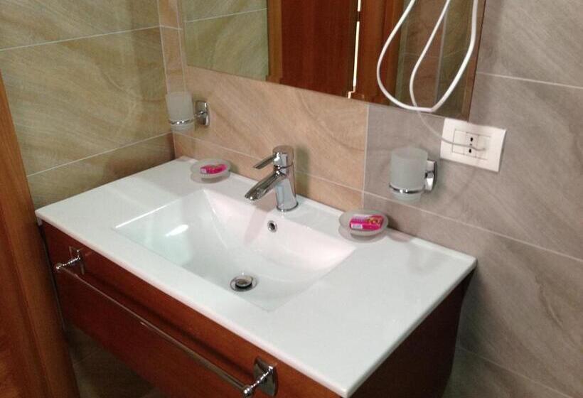 חדר סטנדרט לשלושה, Green