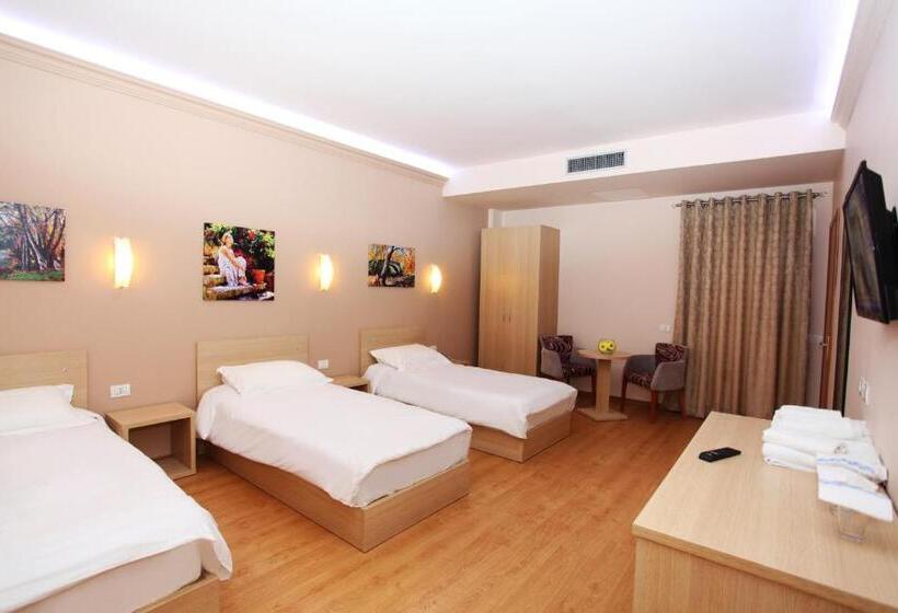 חדר סטנדרט לשלושה, Green