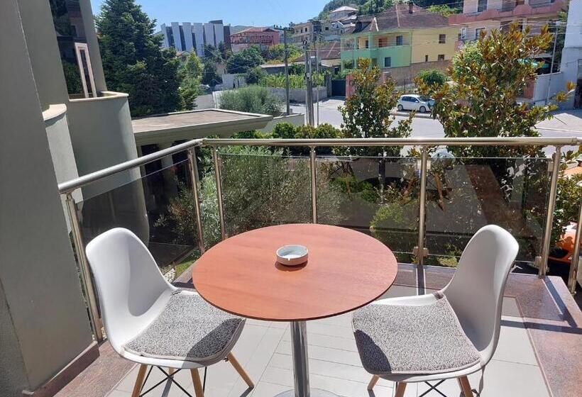 חדר סטנדרט לשלושה, Green