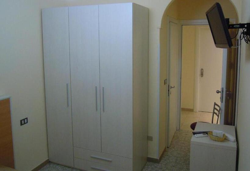 标准单人间, Happy