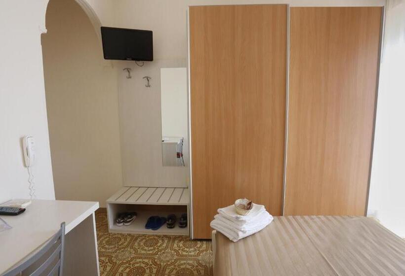 标准单人间, Happy