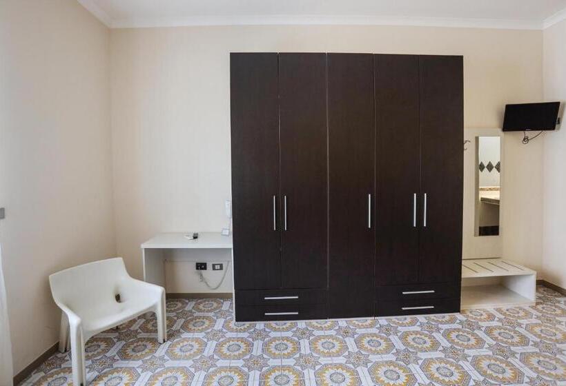 四人标准间, Happy