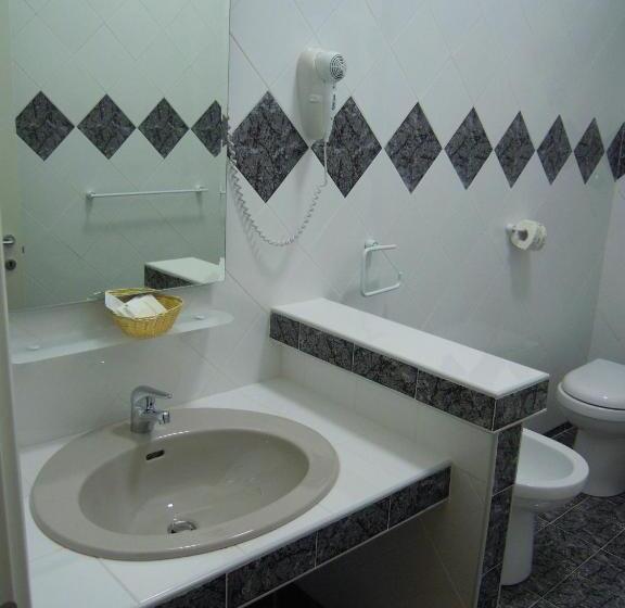 四人标准间, Happy