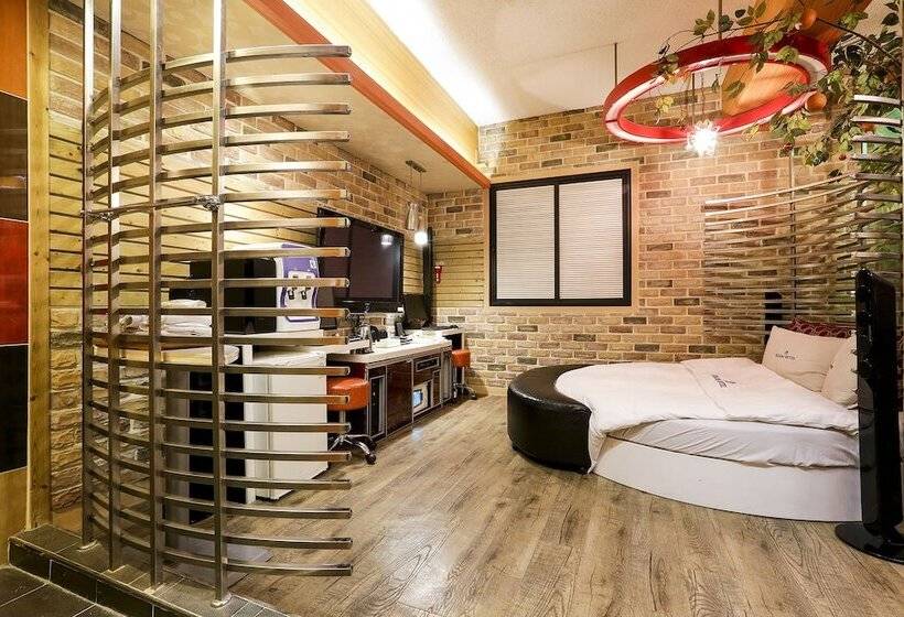 סוויטה, Koam Tourist