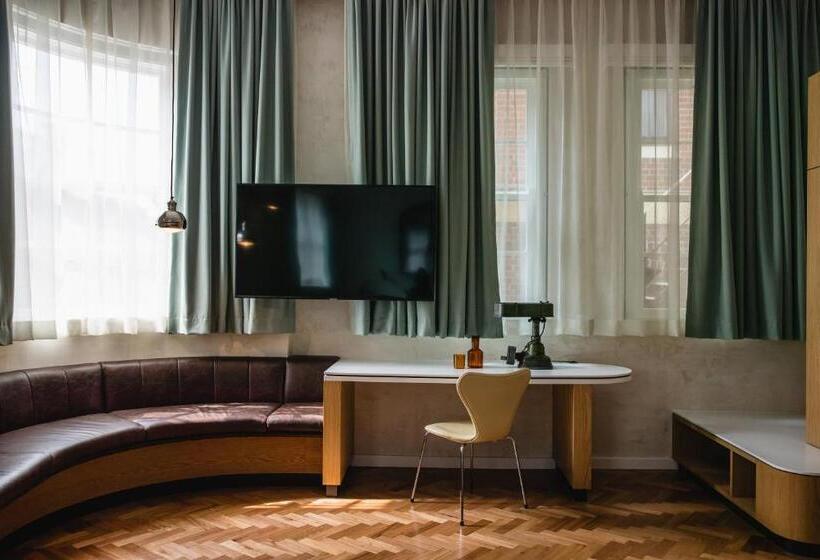 سوییت, The Old Clare Hotel, Independent Collection By Evt