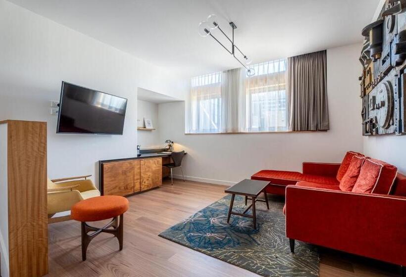 سوییت, The Old Clare Hotel, Independent Collection By Evt