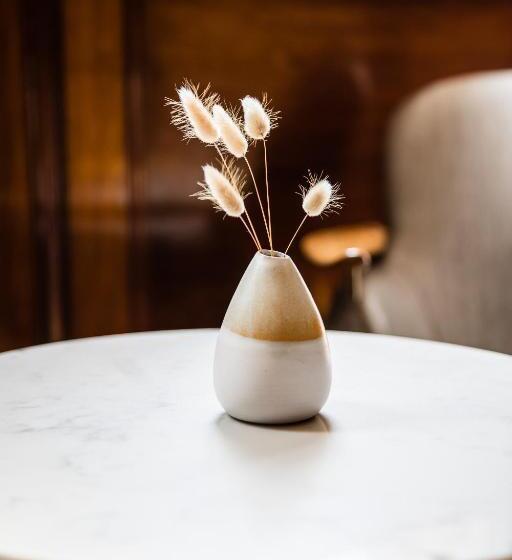 سوییت, The Old Clare Hotel, Independent Collection By Evt