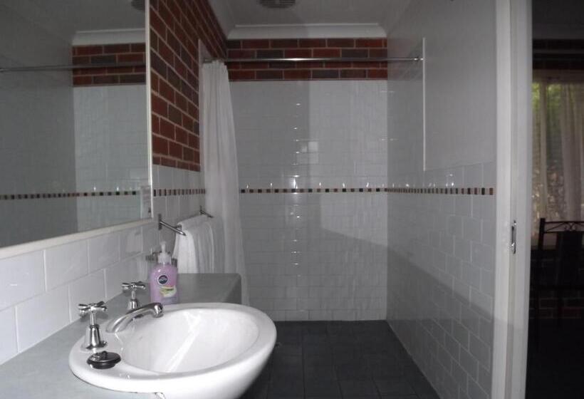 Люкс, Poachers Paradise