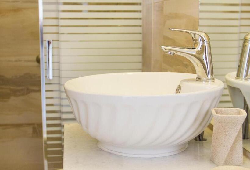 غرفة عائلية, Petrino