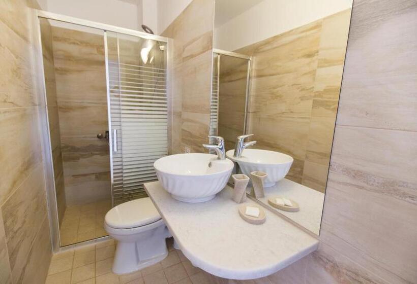 غرفة عائلية, Petrino