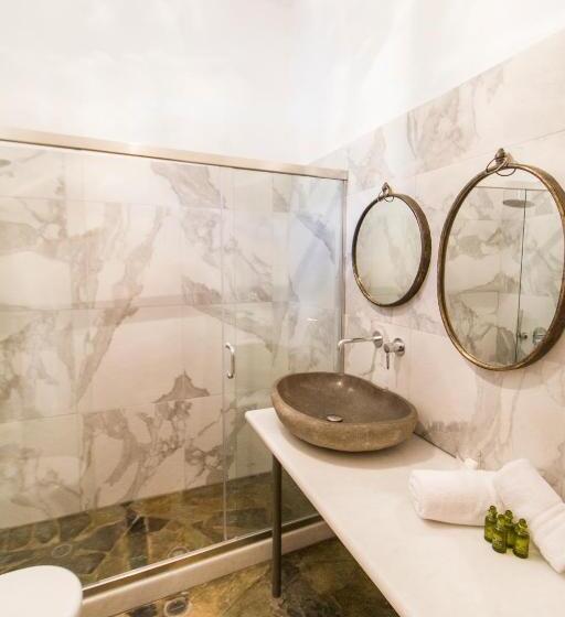 استوديو إدارى, Petrino