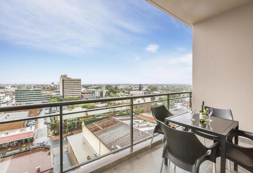 آپارتمان یک خوابه با دری مشترک که هال را جدا می کند., Quest Liverpool