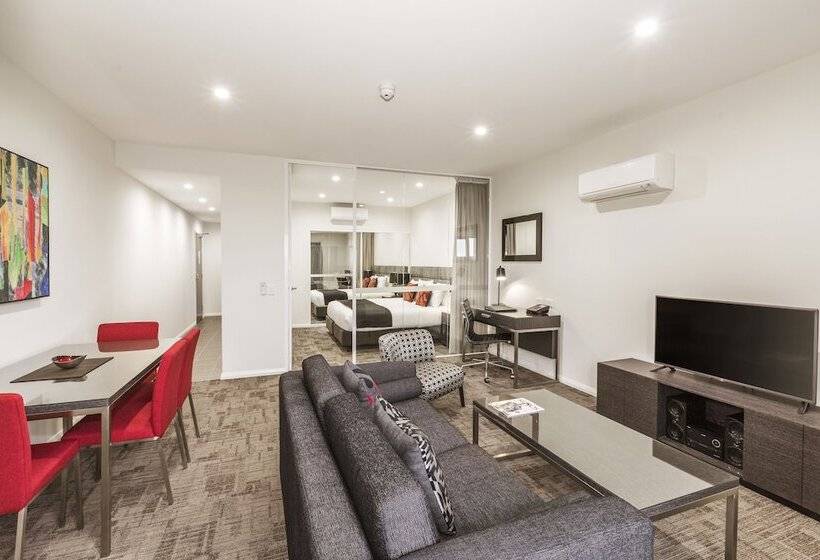 آپارتمان یک خوابه با دری مشترک که هال را جدا می کند., Quest Liverpool