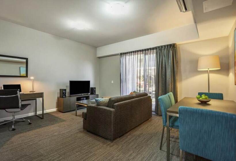 آپارتمان یک خوابه با دری مشترک که هال را جدا می کند., Quest Liverpool