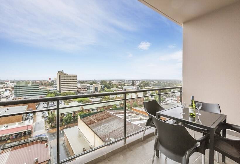 آپارتمان یک خوابه با دری مشترک که هال را جدا می کند., Quest Liverpool