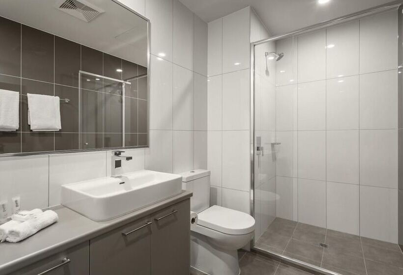 آپارتمان یک خوابه با دری مشترک که هال را جدا می کند., Quest Liverpool