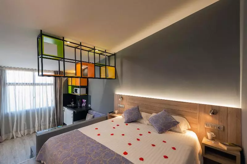 استودیوی استاندارد, Apartamentos Natalis
