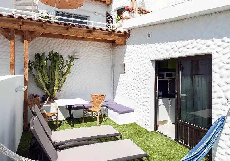 استودیوی استاندارد, Apartamentos Natalis