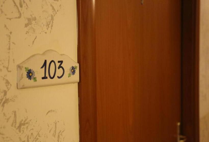 اتاق استاندارد یک نفره, Albergo Del Centro Storico