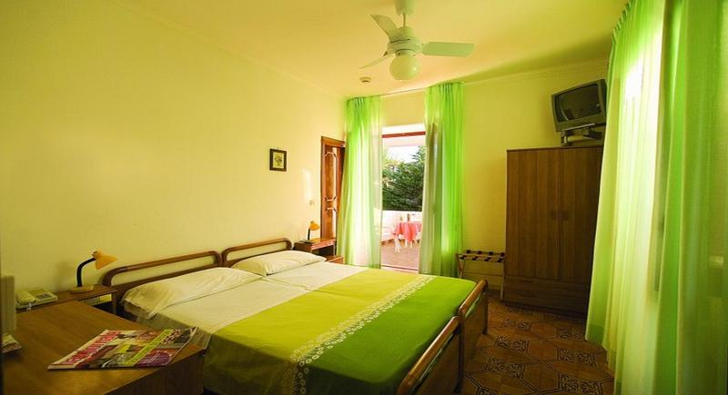 이코노미 룸, Cesotta