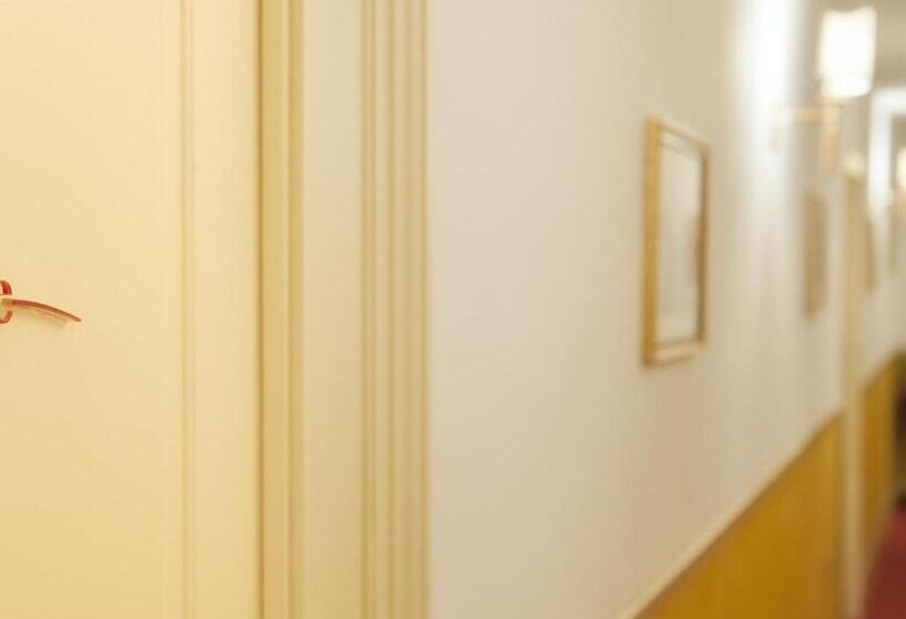 جناح ديلوكس, Manganelli Palace