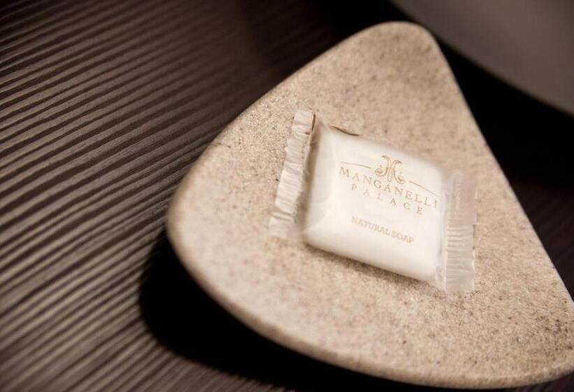 غرفة بريميوم, Manganelli Palace