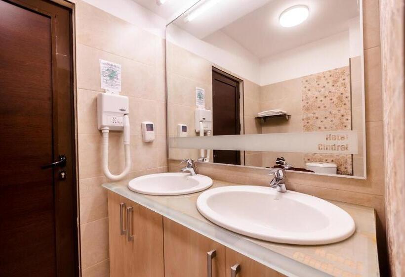 غرفة سوبيريور, Cindrel