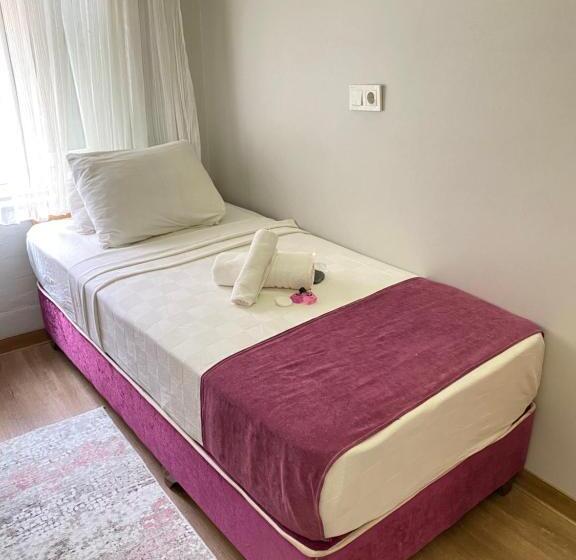 Bed in Shared Room with Shared Bathroom, Ozsefa