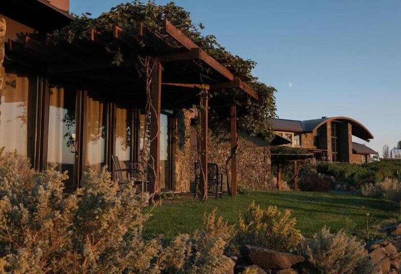 带河湖景观的套房, Sagecliffe Resort & Spa