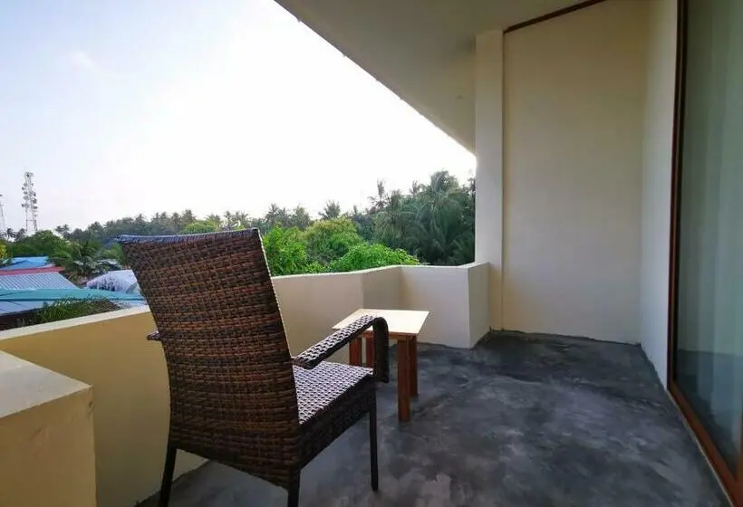 اتاق لوکس با بالکن, Niru Isle Maldives
