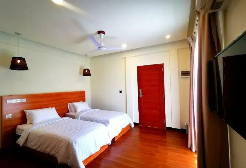 اتاق لوکس با بالکن, Niru Isle Maldives