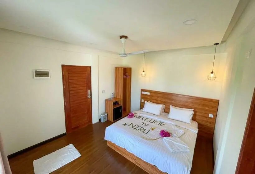 اتاق لوکس با بالکن, Niru Isle Maldives