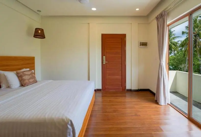 اتاق لوکس با بالکن, Niru Isle Maldives