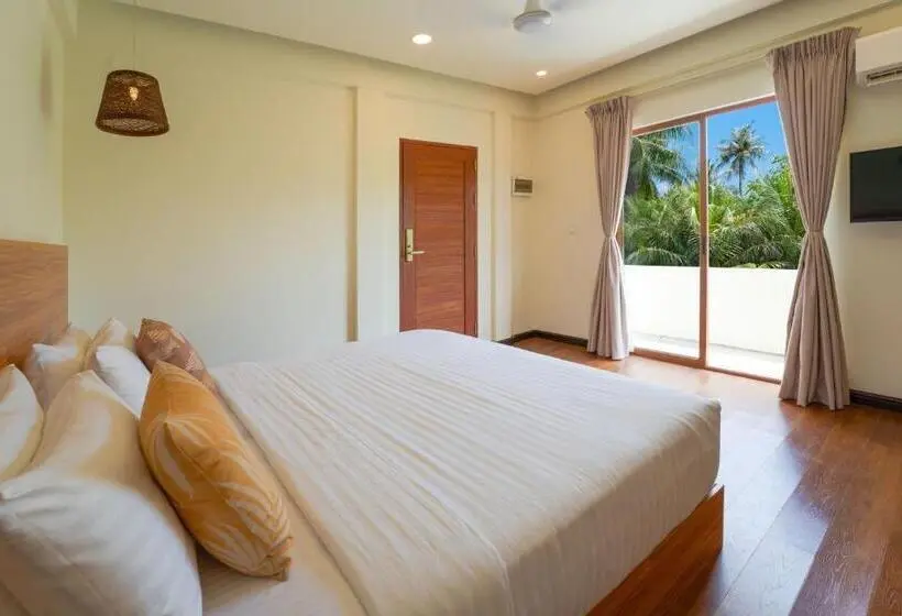 اتاق لوکس با بالکن, Niru Isle Maldives