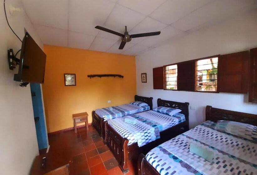 اتاق استاندارد سه نفره, Hostal La Casa De Felipe