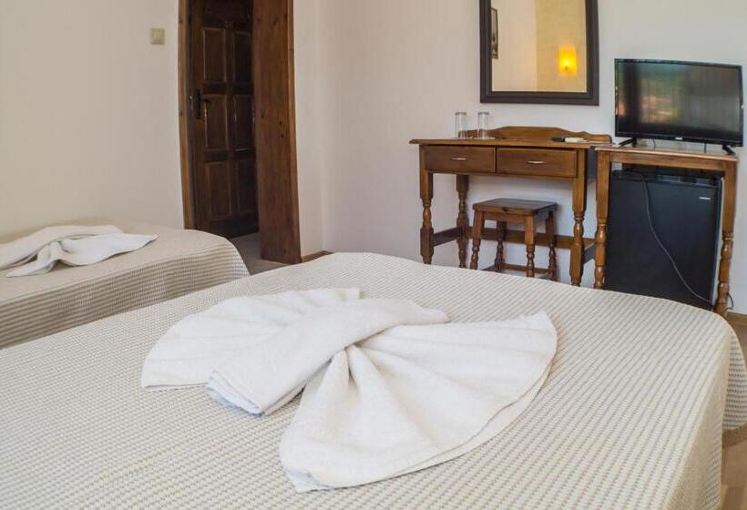 חדר סטנדרט לשלושה, Chrystal Guest House