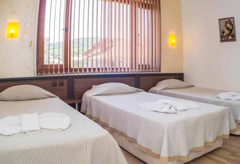 Номер Стандарт Трехместный, Chrystal Guest House