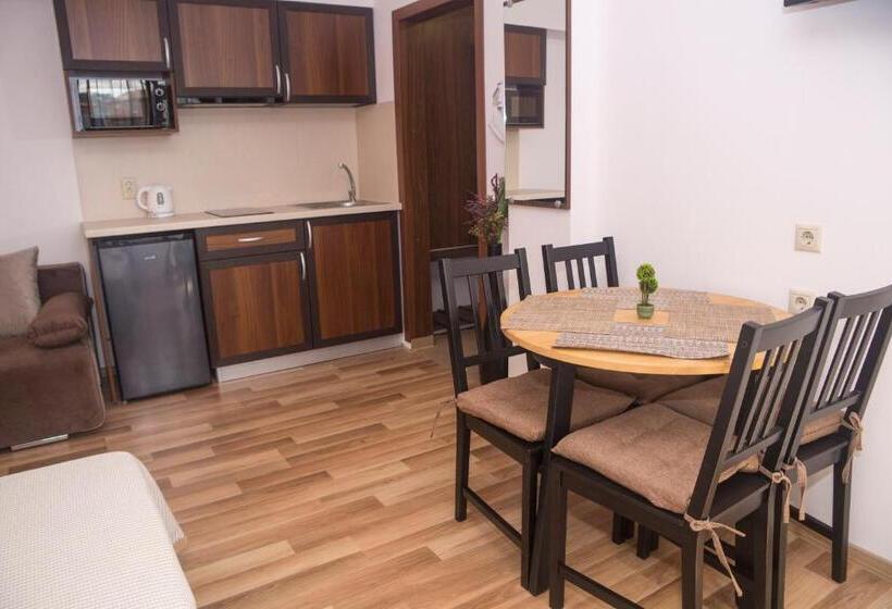 스탠다드 스튜디오, Chrystal Guest House