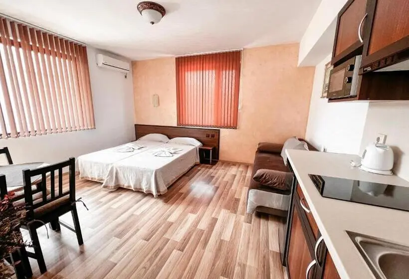 スタンダードスタジオ, Chrystal Guest House