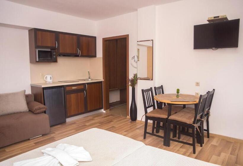 スタンダードスタジオ, Chrystal Guest House