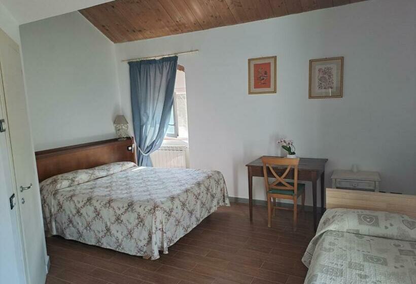 غرفة قياسية ثلاثية مزودة بشرفة, B&b La Casina Rosa La Spezia