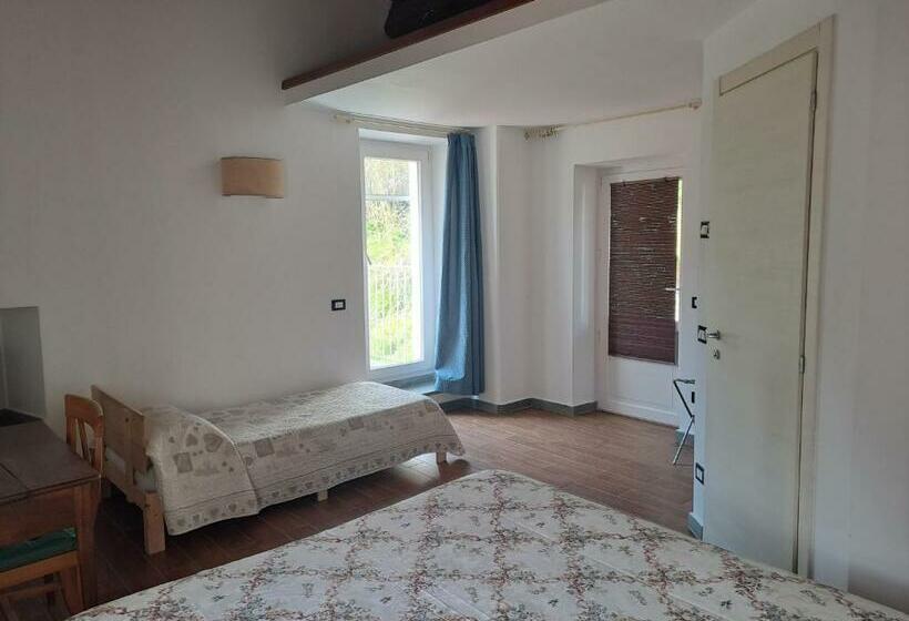 غرفة قياسية ثلاثية مزودة بشرفة, B&b La Casina Rosa La Spezia