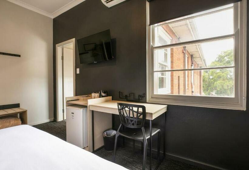 إستوديو قياسى, Nightcap At The Charles