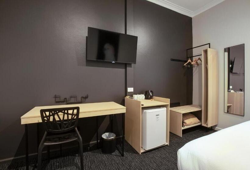 إستوديو قياسى سرير ملكى, Nightcap At The Charles