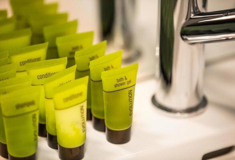 إستوديو قياسى سرير ملكى, Nightcap At The Charles