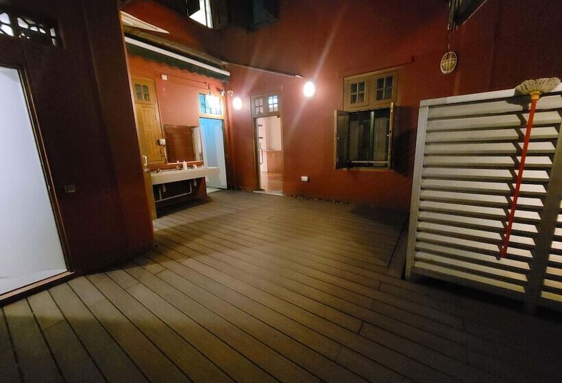 اتاق خانوادگی, Wink At Upper Cross Street